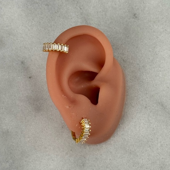 Gold Thick Crystal Stacked Huggie Hoop Earrings 

Brand New - Picture 2 of 4